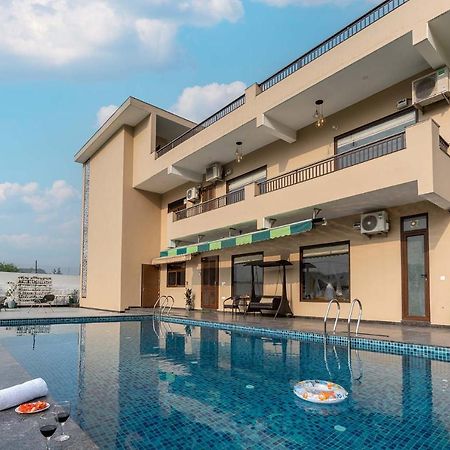 Brookvale Manor By Stayvista - Private Pool Haven With Endless Views & Indoor Fun Sohna المظهر الخارجي الصورة