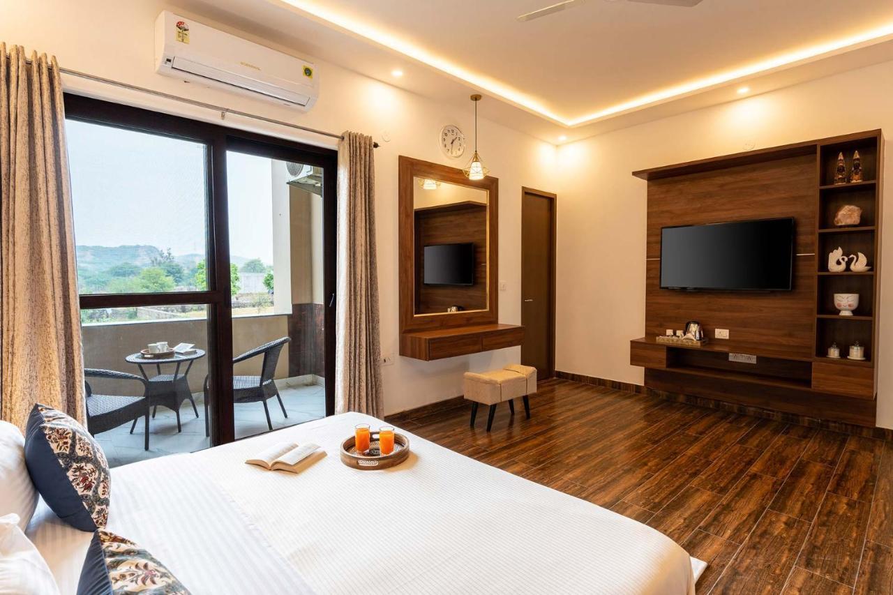 Brookvale Manor By Stayvista - Private Pool Haven With Endless Views & Indoor Fun Sohna المظهر الخارجي الصورة