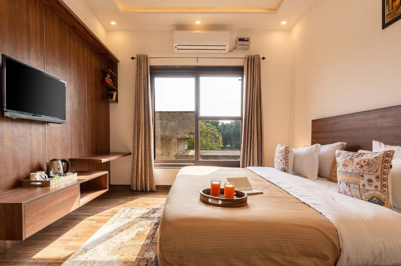 Brookvale Manor By Stayvista - Private Pool Haven With Endless Views & Indoor Fun Sohna المظهر الخارجي الصورة